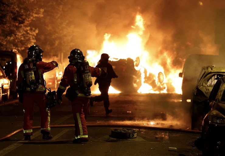 Những người quá khích thiêu rụi xe hơi trong vụ bạo loạn xảy ra ở Paris, Pháp.