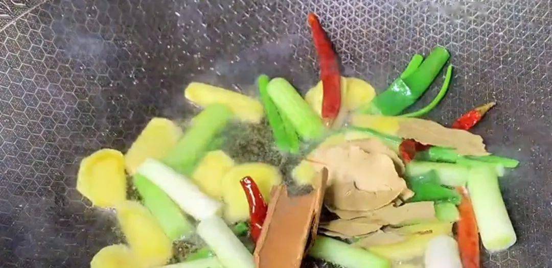 Chỉ cần buộc dây vào da heo rồi cho vào nồi hầm, được ngay món ngon tuyệt hảo - 10