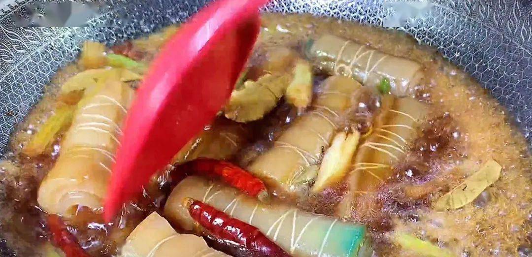 Chỉ cần buộc dây vào da heo rồi cho vào nồi hầm, được ngay món ngon tuyệt hảo - 12