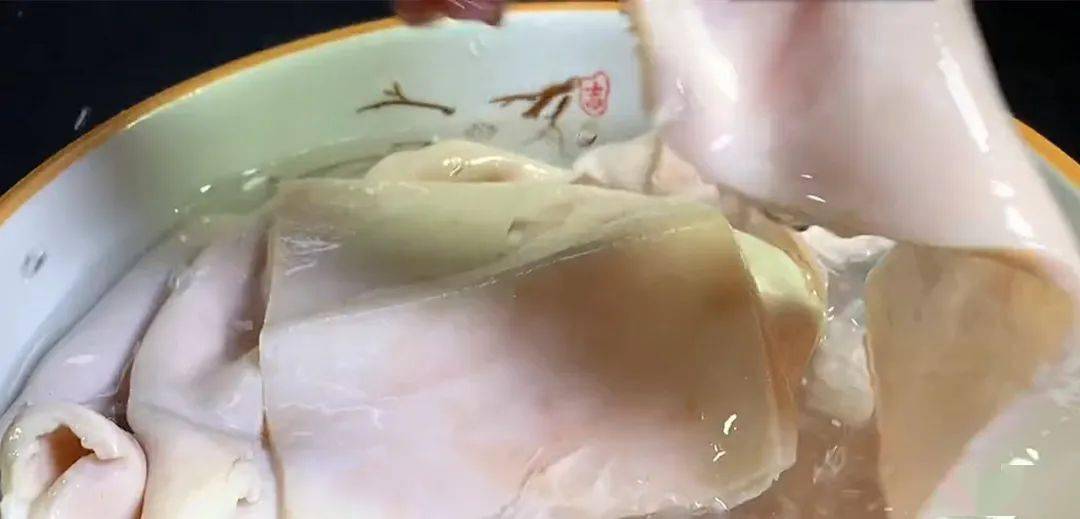 Chỉ cần buộc dây vào da heo rồi cho vào nồi hầm, được ngay món ngon tuyệt hảo - 2