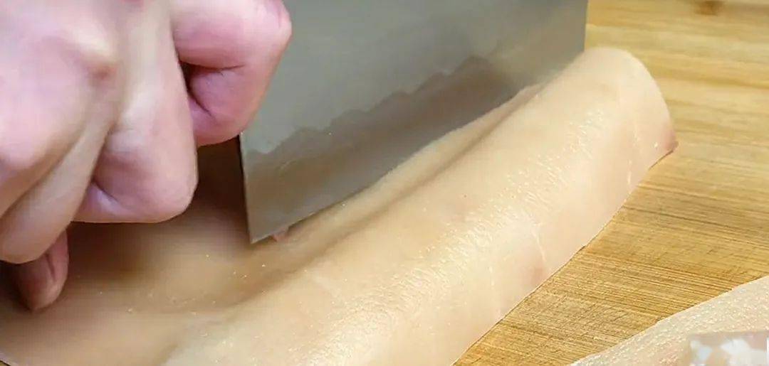 Chỉ cần buộc dây vào da heo rồi cho vào nồi hầm, được ngay món ngon tuyệt hảo - 7