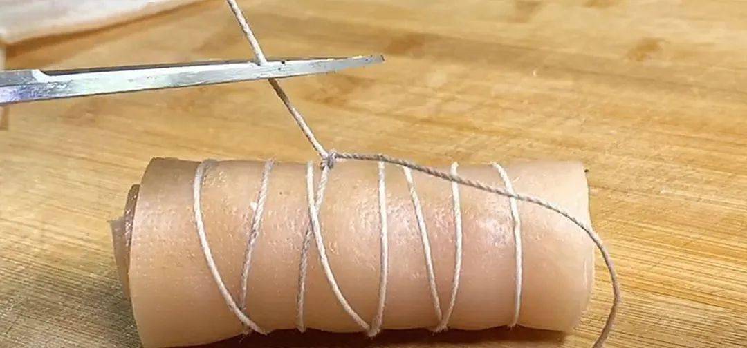 Chỉ cần buộc dây vào da heo rồi cho vào nồi hầm, được ngay món ngon tuyệt hảo - 8