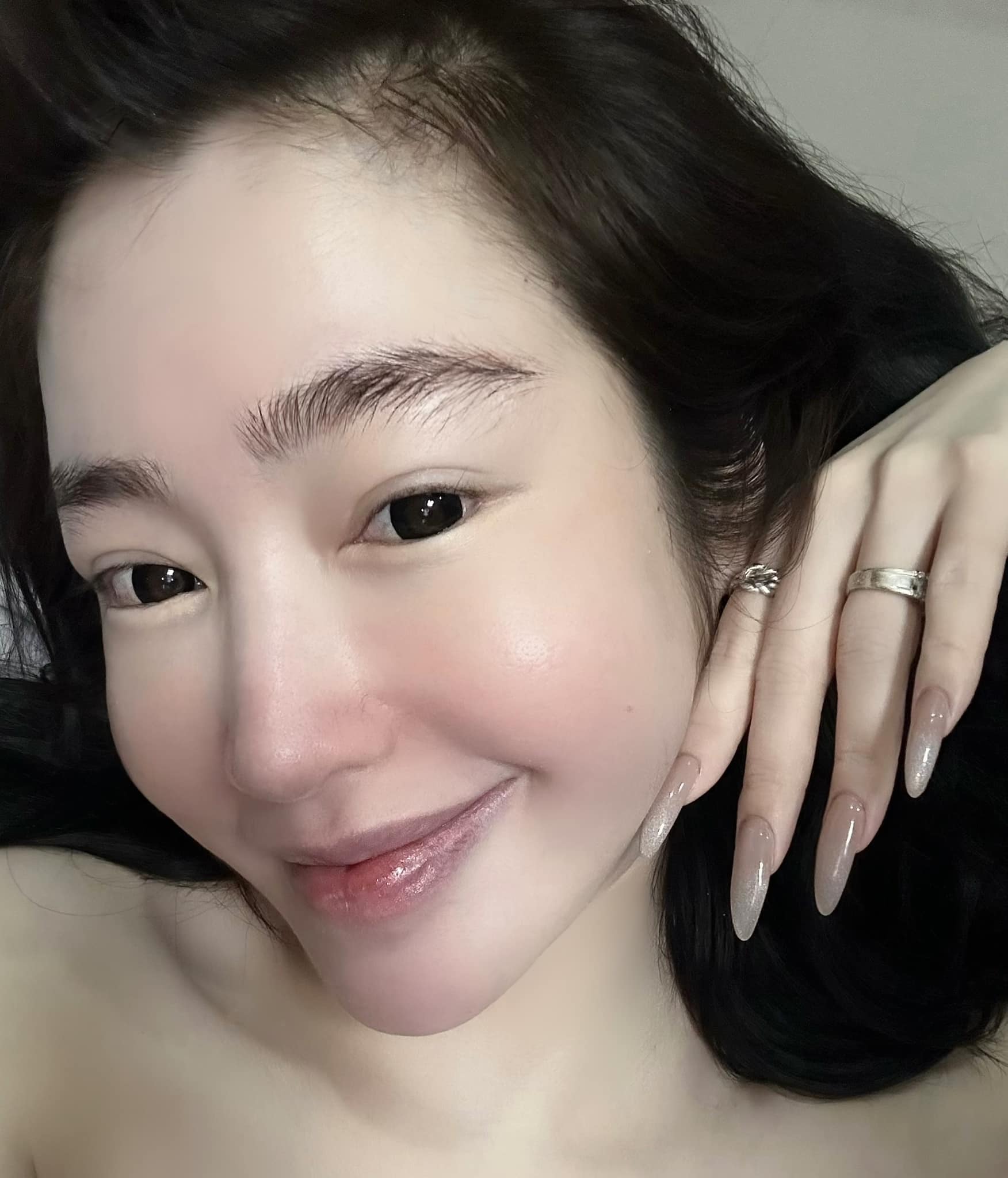 Elly Trần nhận được nhiều lời khen ngợi của dân mạng khi khoe ảnh mặt mộc.