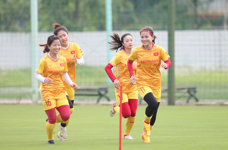 Thanh Nhã, Hoàng Thị Loan (phía sau) ban đầu tỏ ra chưa quen với cái nắng Hà Nội