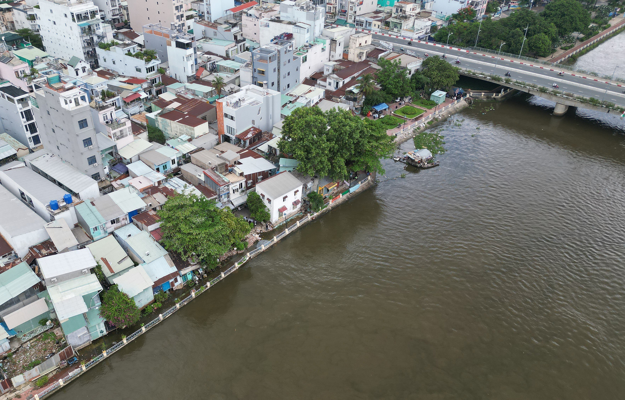 Hơn 1 tuần trước, một đoạn bờ phải kênh Thanh Đa (phường 25, quận Bình Thạnh), cách hạ lưu cầu Kinh khoảng 50m bị sạt lở khiến nhiều nhà bị sụt lún, hư hỏng gây nguy hiểm cho người dân.