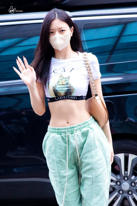 Tỷ lệ cơ thể &#34;đẹp không tưởng&#34; của cô gái Hàn Quốc 19 tuổi khi mặc quần trễ - 2