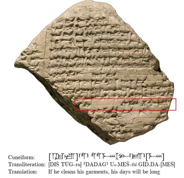 Một bản dịch từ ngôn ngữ Akkadian sang tiếng Latinh và tiếng&nbsp;Anh.