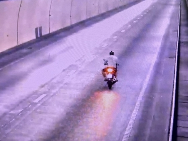 Pháp luật - Tên trộm xe máy "chui" vào hầm Hải Vân bỏ của chạy lấy người