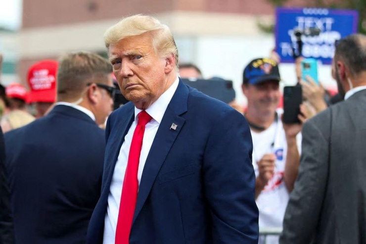 Cựu Tổng thống Mỹ Dobald Trump rời khỏi lễ khai mạc trụ sở chiến dịch tranh cử ở New Hampshire hôm 27-6 - Ảnh: REUTERS