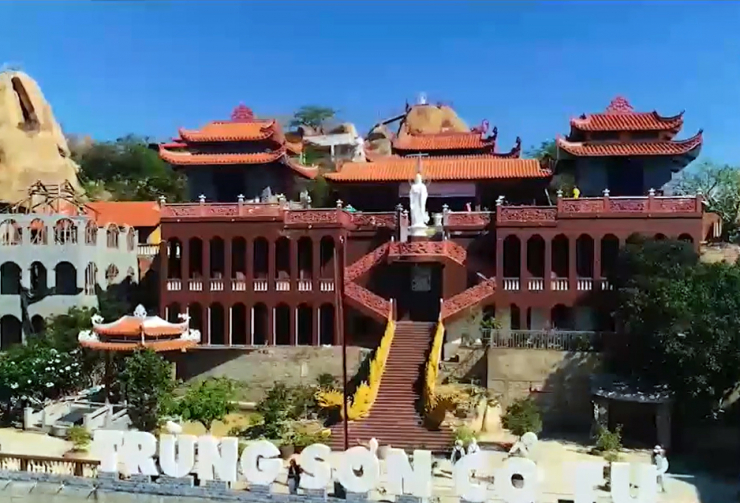 Nhiều du khách&nbsp;khi đến đây để&nbsp;hành hương lễ Phật thì luôn đi tìm cho mình những không gian độc đáo&nbsp;để lưu giữ lại những bức ảnh sinh động.