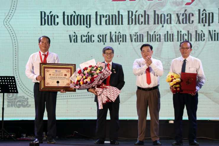Huyện Ninh Hải đón nhận bằng xác lập kỷ lục Việt Nam. Ảnh: DQ