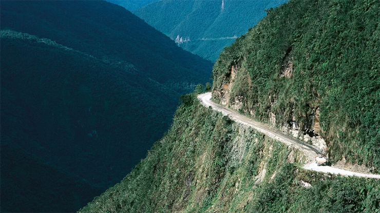 Con đường North Yungas ở Bolivia được gọi là 'Con đường tử thần' bởi sương mù dày đặc, thác nước, sạt lở đất và vách đá cao 610m ở mỗi khúc cua khiến việc lái xe xuống hoặc lên đoạn đường lùi dài 69km này rất nguy hiểm. Chính cái tên của tuyến đường đã xác nhận nó là một trong những địa điểm nguy hiểm nhất thế giới để ghé thăm.
