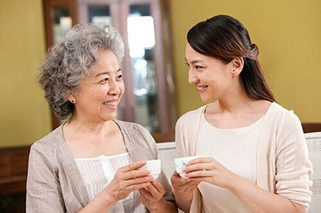 Đối xử tốt với mẹ chồng là điều rất quan trọng. Ảnh minh hoạ