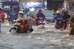 Hàng loạt tuyến đường TP.HCM ngập như sông, người dân lại vật vã lội nước về nhà