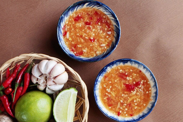 Nước chấm bún cá có màu vàng cam đẹp mắt (Ảnh: Sưu tầm)