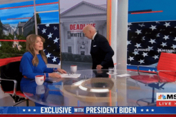 Thế giới - Video: Ông Biden gây xôn xao với hành động lạ trên sóng trực tiếp