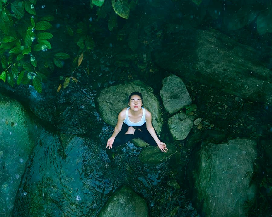 Tập yoga bên suối, Dương Cẩm Lynh gây sốt vì body nuột nà như thời son rỗi - 3