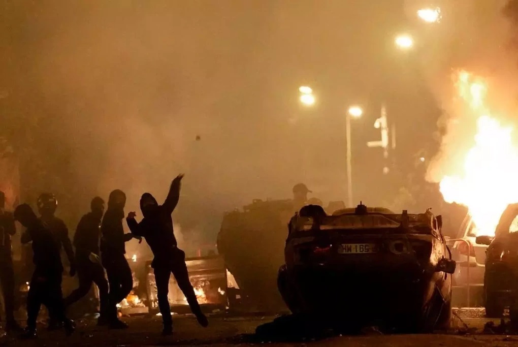 Người biểu tình đốt phá xe trên đường phố Paris (ảnh: CNN)