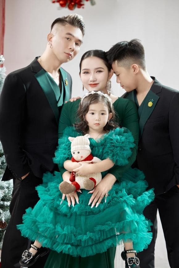 Vợ chồng Khánh Đơn bên con riêng của nam ca sĩ và con gái chung của hai người