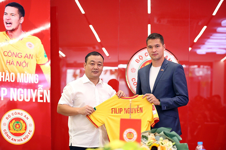 Filip Nguyễn chính thức khoác áo số 1 ở CLB Công an Hà Nội.