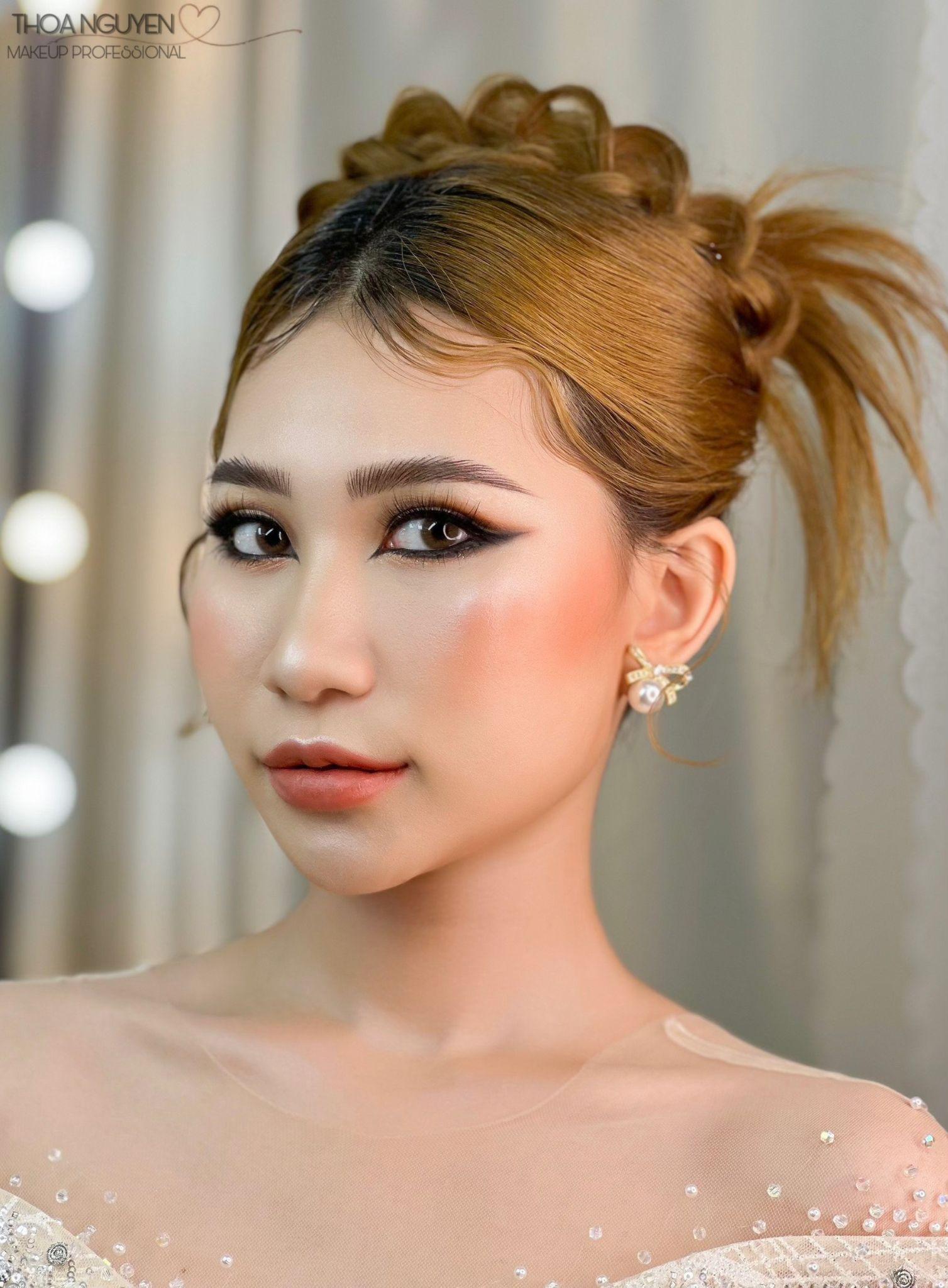 Makeup siêu cá tính cho cô dâu khoe những nét đẹp nổi bật trên khuôn mặt