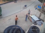 Tin tức trong ngày - Clip: Suýt gây họa cho xe ô tô, “biker” có hành động đẹp khiến cư dân mạng trầm trồ