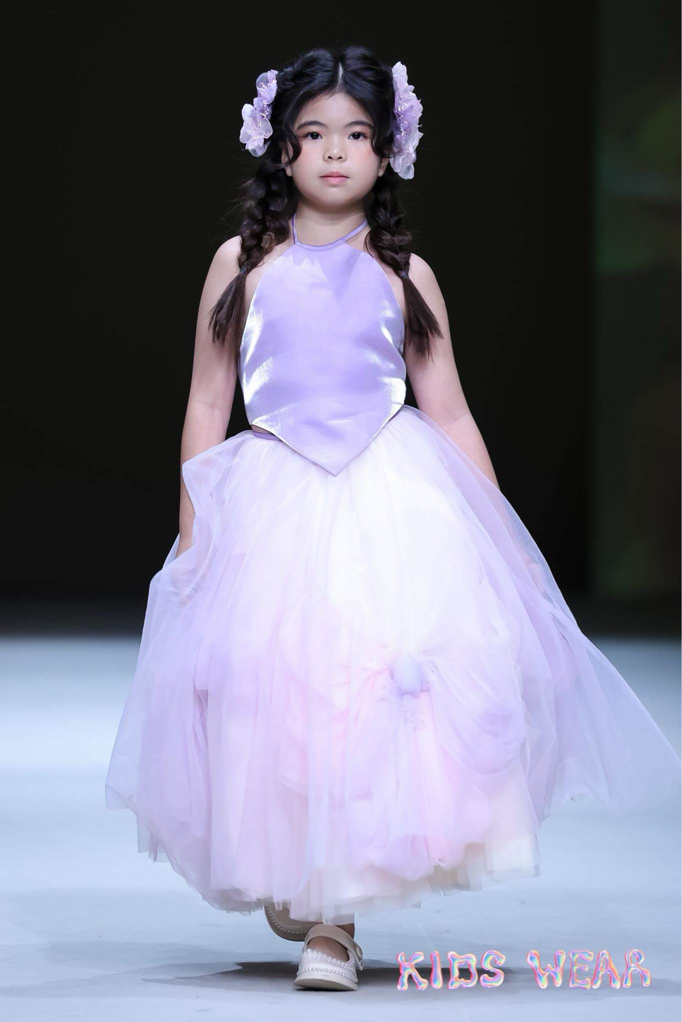 Emily Thanh Như với những bước đi đầy thần thái tại sàn runway Thượng Hải