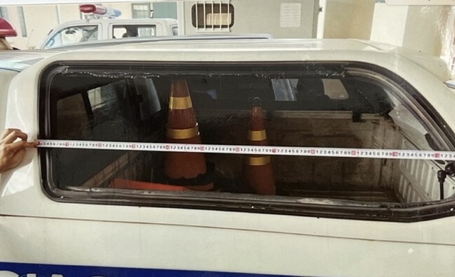 Kính xe ô tô của CSGT Công an huyện Vân Canh bị đối tượng Hà Văn Huấn dùng đá ném vỡ