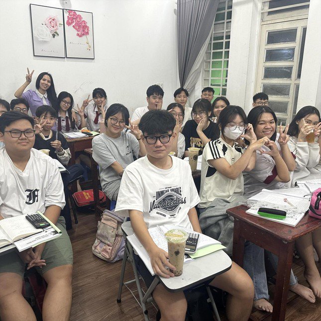 Thí sinh luyện thi ĐGNL tại Trung tâm luyện thi Khang Duy ở TPHCM sau giờ học chính khóa trên lớp Ảnh: Nguyễn Dũng