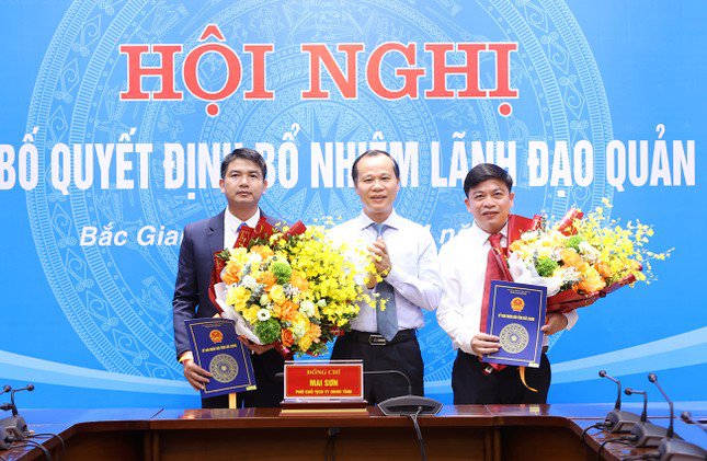 Phó Chủ tịch Thường trực UBND tỉnh Bắc Giang Mai Sơn trao quyết định và tặng hoa chúc mừng hai cán bộ được bổ nhiệm.