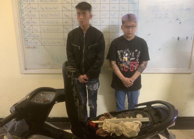 Hai thanh niên mang theo dao tông đi "diễu phố"