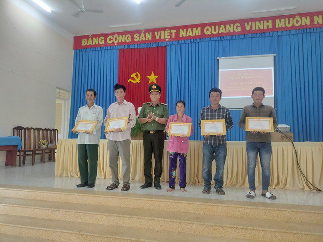 Đại tá Nguyễn Hồng Khắc, Phó Giám đốc Công an tỉnh Tiền Giang, trao giấy khen và tiền thưởng cho 5 các cá nhân