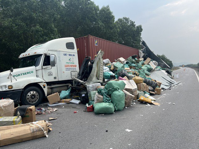 Vụ tai nạn giữa ô tô tải và xe đầu kéo trên cao tốc Cam Lộ - La Sơn đã làm nạn nhân Phạm Hồng S. tử vong sau khi được cấp cứu tại bệnh viện.
