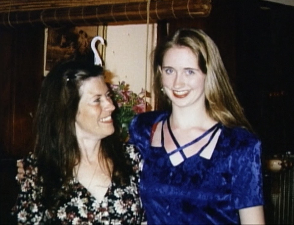 Nữ sinh Brook Elizabeth Baker (bên phải).