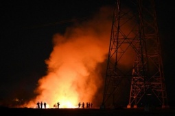 Tin tức trong ngày - Cảnh sát kịp thời khống chế đám cháy dưới lưới điện cao thế