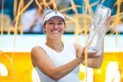 "Đóa hoa nở muộn" tạo lịch sử tennis: Hạng 53 lên ngôi ở Miami Open