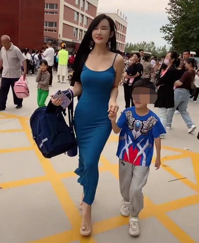 Người phụ nữ đến trường đón con bị chỉ trích vì chiếc váy 2 dây quá bó - 1