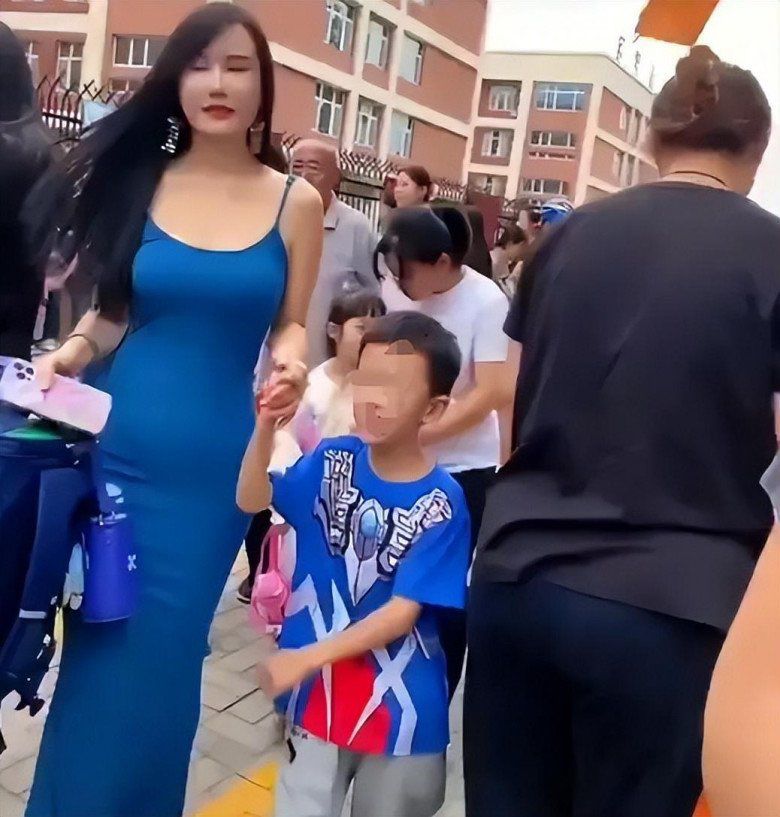 Người phụ nữ đến trường đón con bị chỉ trích vì chiếc váy 2 dây quá bó - 2