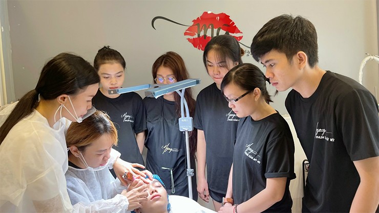 Master Mỹ Mỹ dẫn dắt đam mê nghệ thuật phun xăm đến bạn trẻ - 3