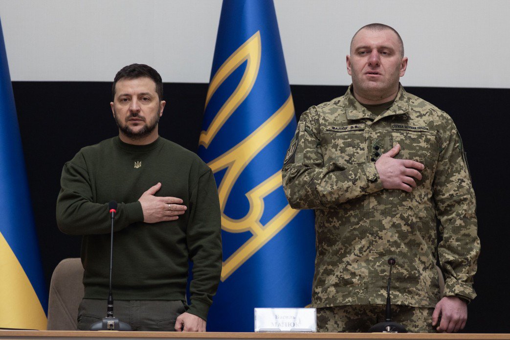 Giám đốc Cơ quan An ninh Ukraine (SBU) – ông Vasily Malyuk – đứng cạnh Tổng thống Ukraine (ảnh: CNN)
