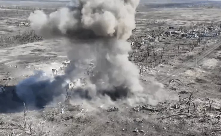 UAV Ukraine tấn công robot chiến đấu Nga gây nổ lớn.