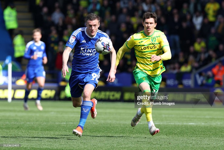 Vardy (áo xanh) ghi bàn quan trọng cho Leicester