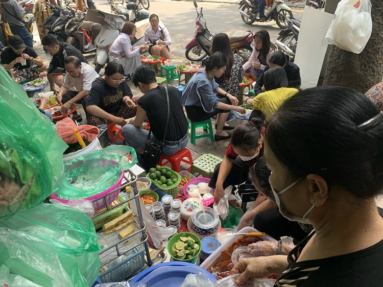 Mỗi ngày quán bán được hàng trăm suất sứa đỏ.