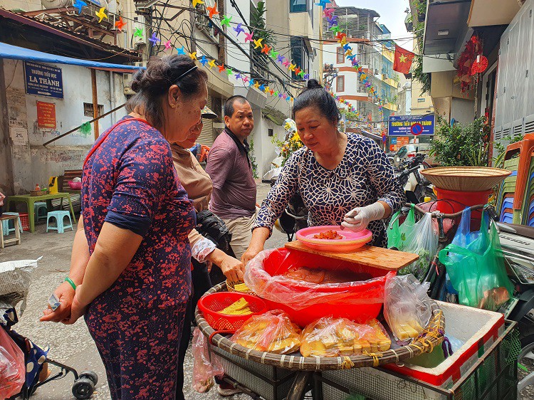 Hàng sứa đỏ thu hút khách mua.