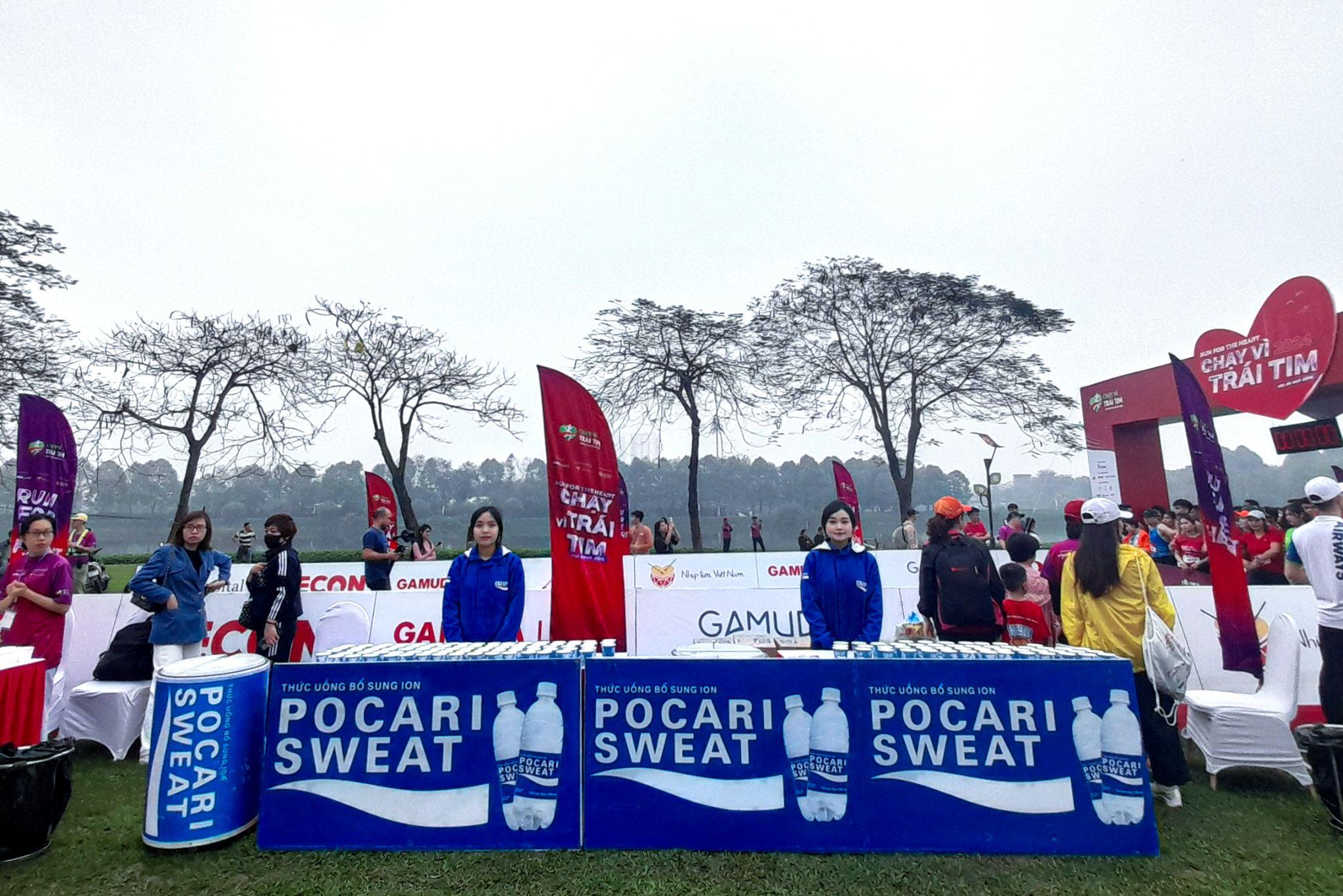 Pocari Sweat Việt Nam “bổ sung ion” cho hơn 5.000 vận động viên tại sự kiện Chạy Vì Trái Tim 2024 - 1
