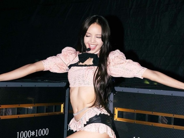 Lisa mặc hở tôn vòng eo 51 cm