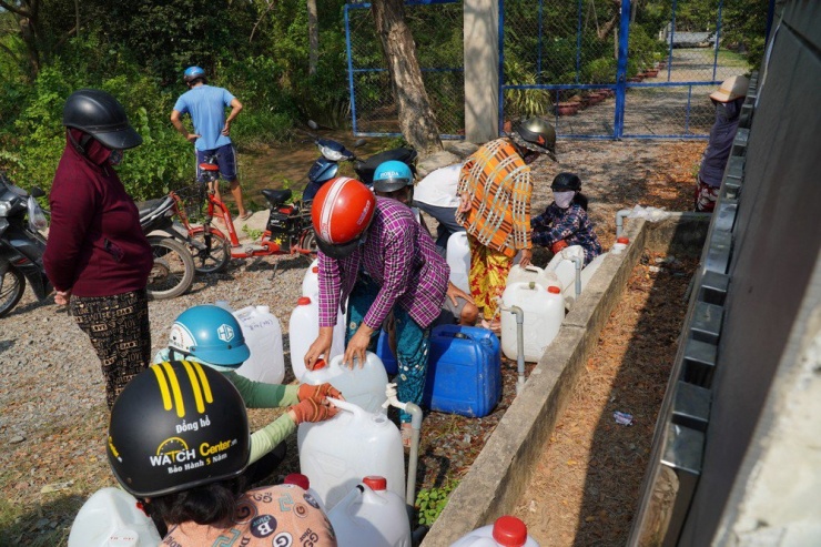 Người dân lấy nước ngọt tại vòi nước của nhà máy nước Long Định, huyện Bình Đại (Bến Tre). Ảnh: ĐÔNG HÀ