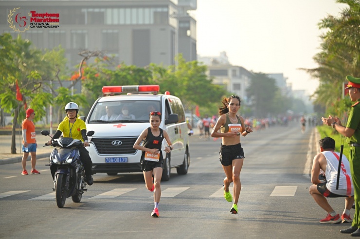Hai nữ chiến binh Ngọc Hoa và Lê Thị Tuyết trên đường chạy Tiền Phong Marathon.