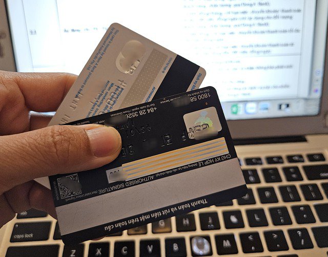 Ngân hàng Nhà nước khuyến cáo khách hàng lưu ý nên tìm hiểu kỹ các quy định, chính sách, mức phí của ngân hàng để lựa chọn sử dụng sản phẩm.