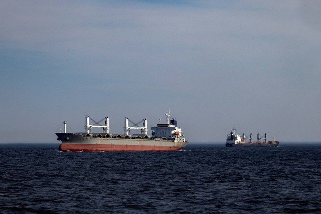 Bức ảnh được chụp trên biển Đen hồi tháng 2-2024, trong đó một tàu chở hàng đang được hộ tống bởi tàu tuần tra của Lực lượng Bảo vệ bờ biển Ukraine - Ảnh: REUTERS